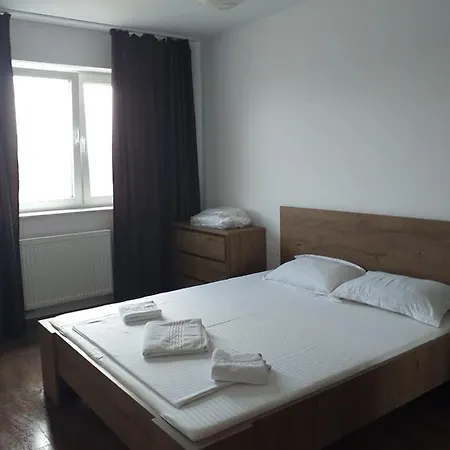 Clean Modern Flat Coresi Брашов